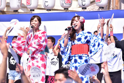 元SDN48の梅田悠さんと加藤雅美さんが、雪花絞りの浴衣で華を添える